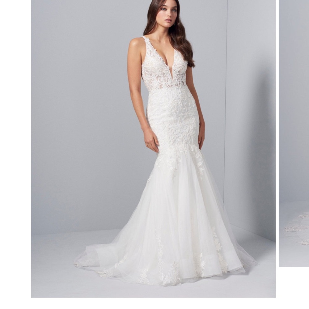 Wedding dress size is 10 in great condition zipper needs fixed